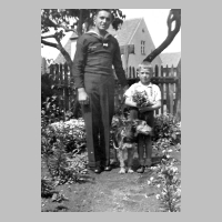116-0043 Werner und Rudi Bessel  im Fliedergarten im Jahre 1941.jpg